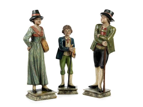 Drei separat geschnitzte und gefasste Holzfiguren einer Schwarzwälder Bauernfamilie